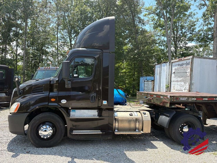 2016-freightliner-cascadia-113-image-2