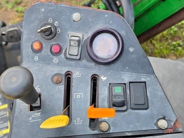 2005-john-deere-3225c-image-37