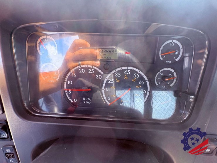 2006-freightliner-m2-106-image-68
