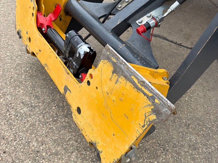 2021-deere-324l-image-11