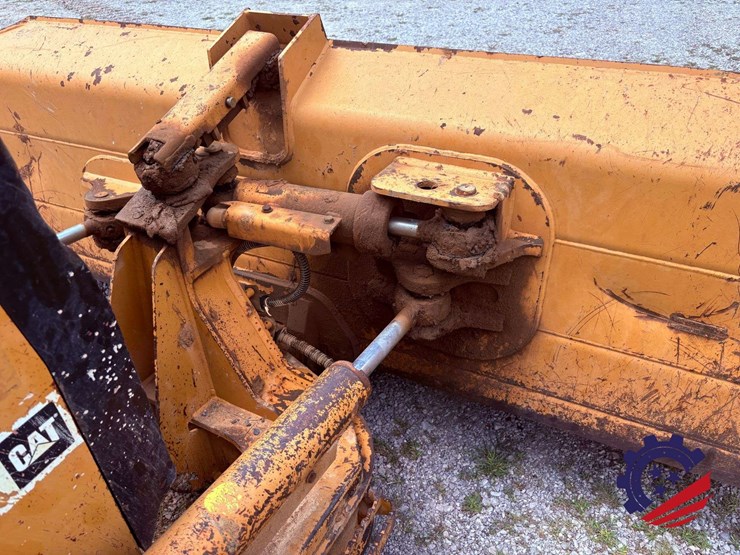 2009-caterpillar-d5k-xl-image-40