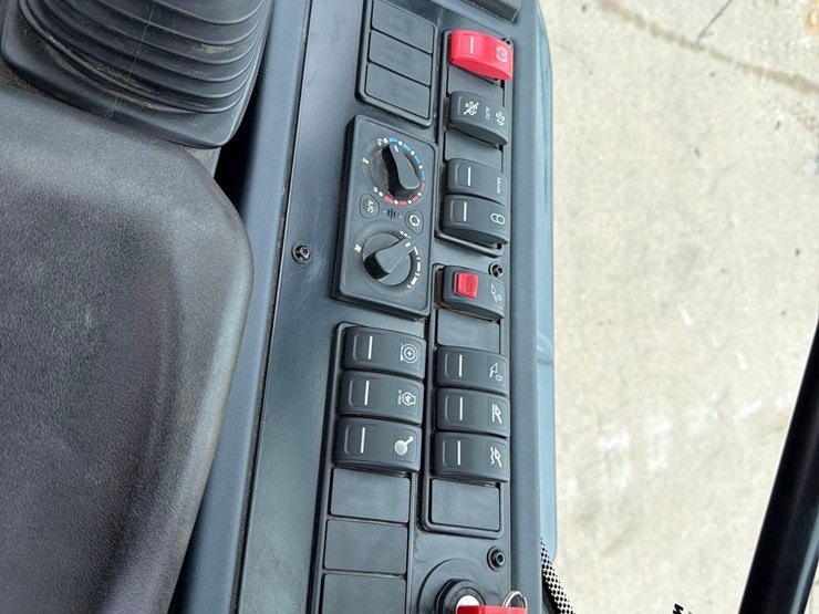 2021-deere-324l-image-43