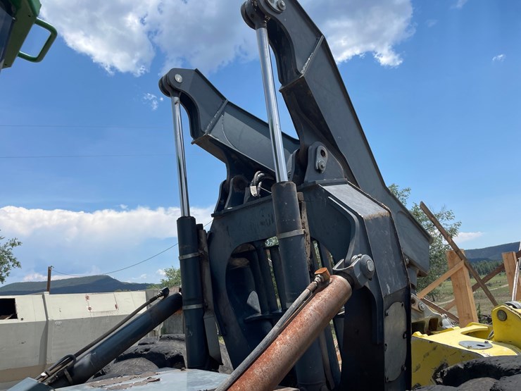 2015-deere-648l-image-14
