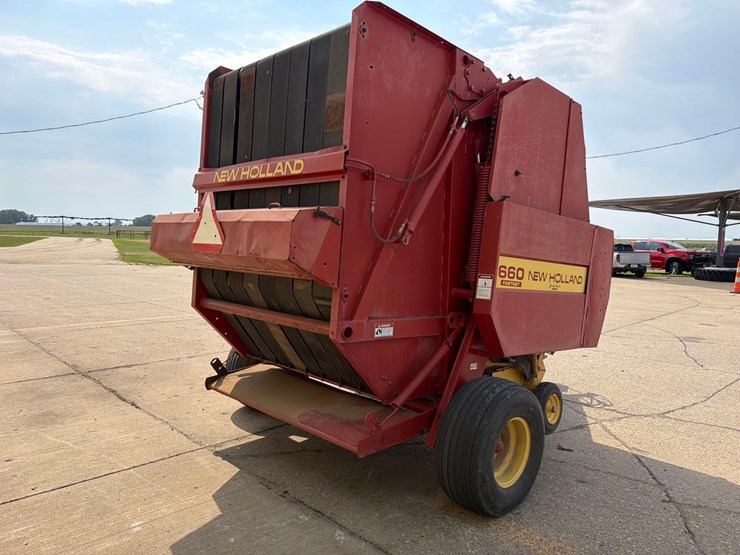 new-holland-660-image-4