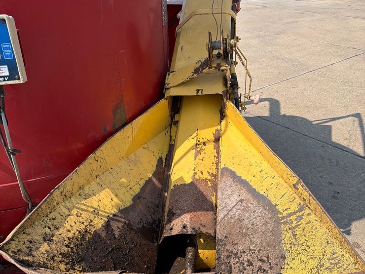 new-holland-358-image-22