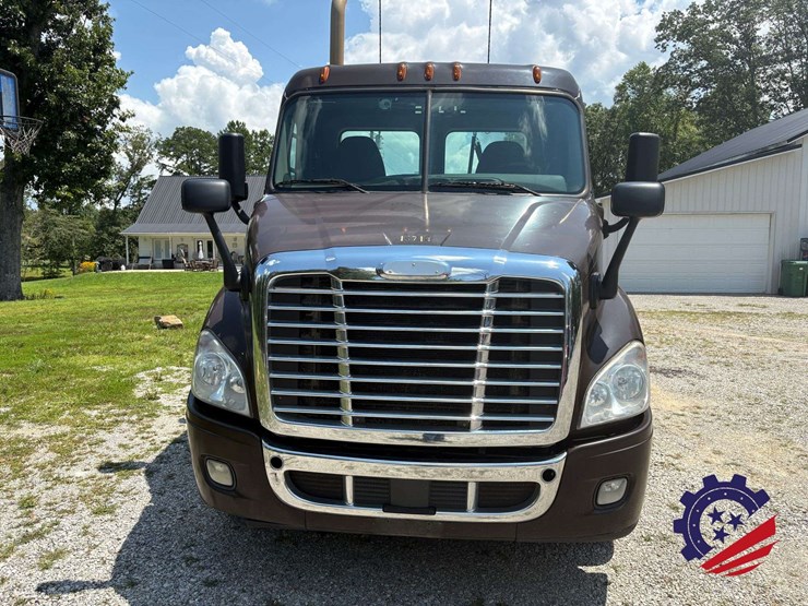 2017-freightliner-cascadia-113-image-10