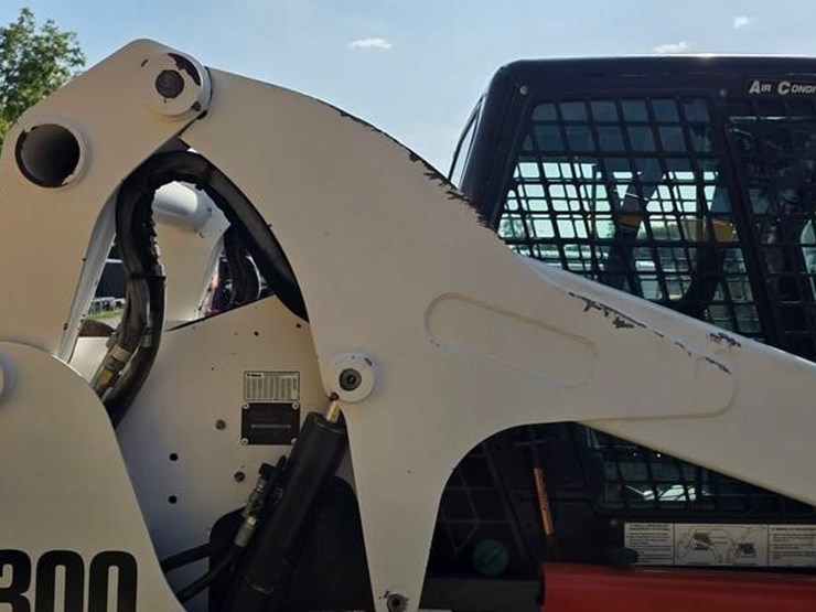 2010-bobcat-t300-image-16