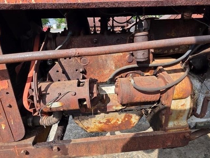 silver-king-tractor-(not-running)-106-image-19