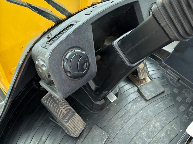 2021-deere-324l-image-47