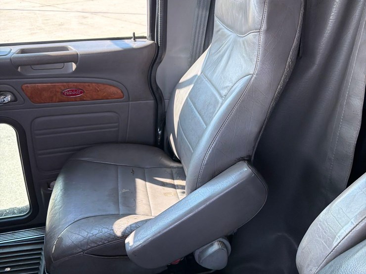 2007-peterbilt-379-image-38
