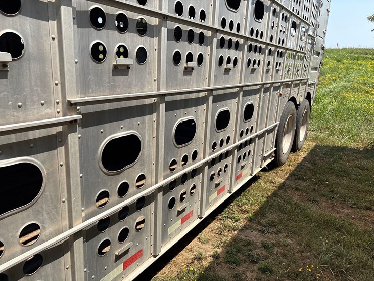 2016-merrit-102"-x-48ft-semi-livestock-trailer-image-38