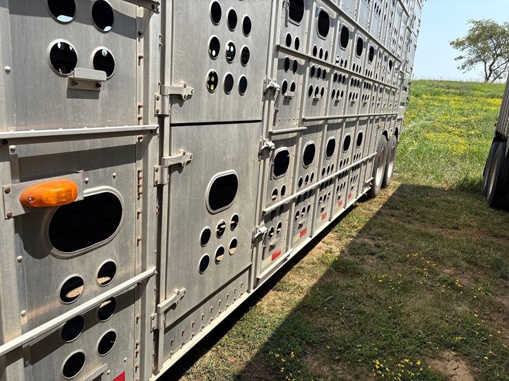 2016-merrit-102"-x-48ft-semi-livestock-trailer-image-36