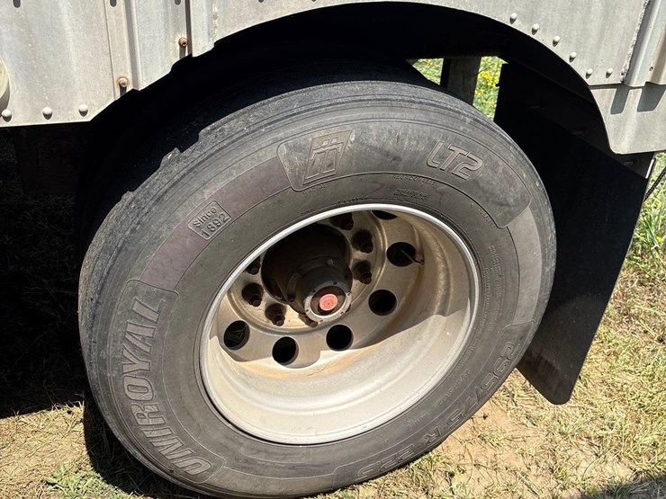 2016-merrit-102"-x-48ft-semi-livestock-trailer-image-43