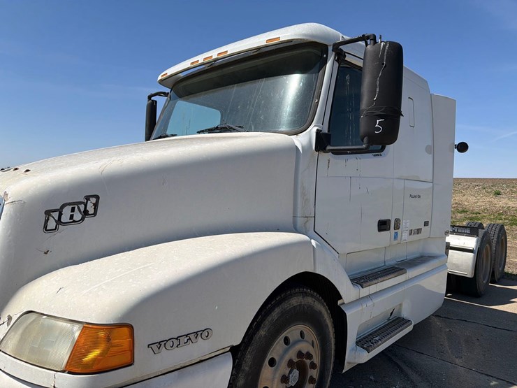 1999-volvo-vn-image-14