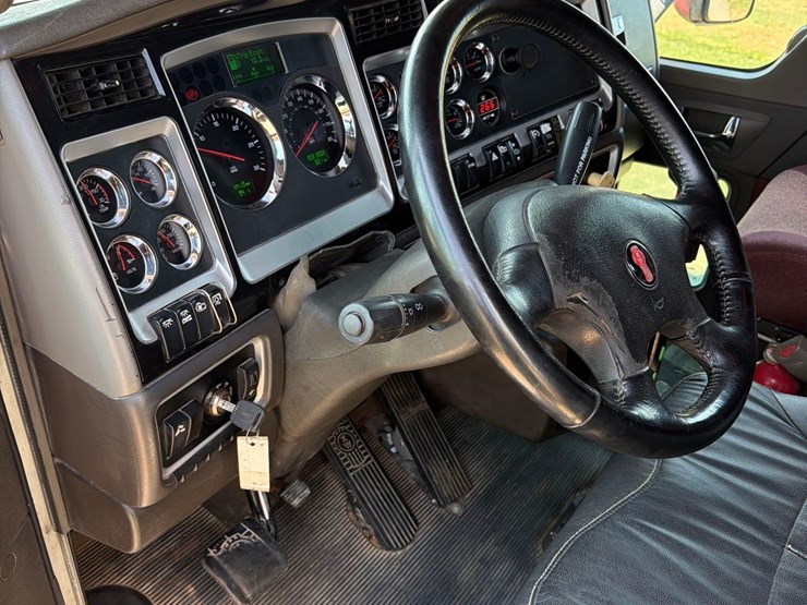 2010-kenworth-t660-image-32