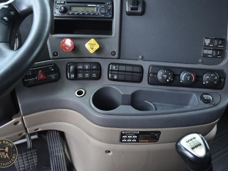 2011-freightliner-cascadia-113-image-50