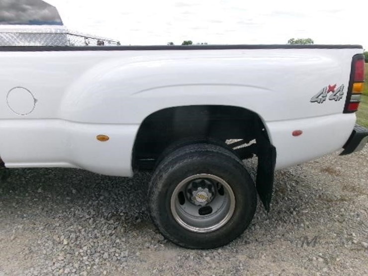 2001-chevrolet-silverado-3500-image-15