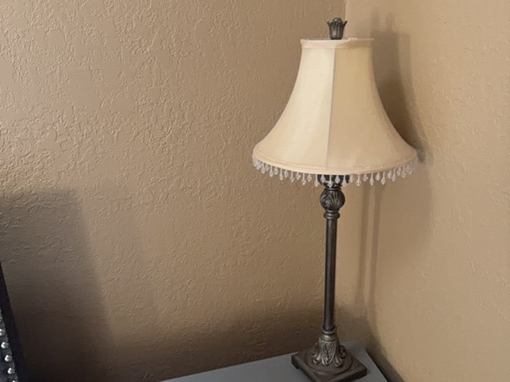 matching-set-of-two-lamps,-also-included-is-decorative-cross-and-2-clock-radios-image-9