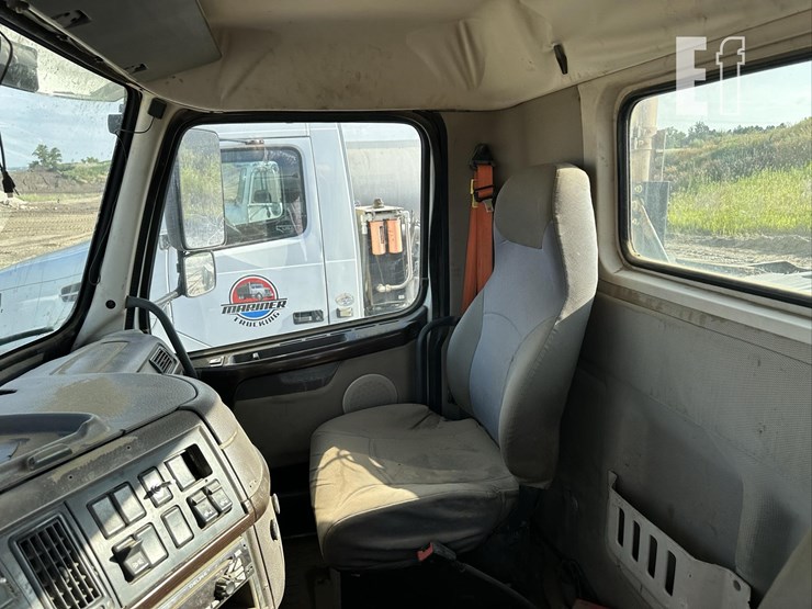 2014-volvo-vhd84ft200-image-47