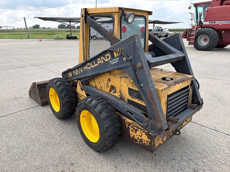 new-holland-l555-image-4