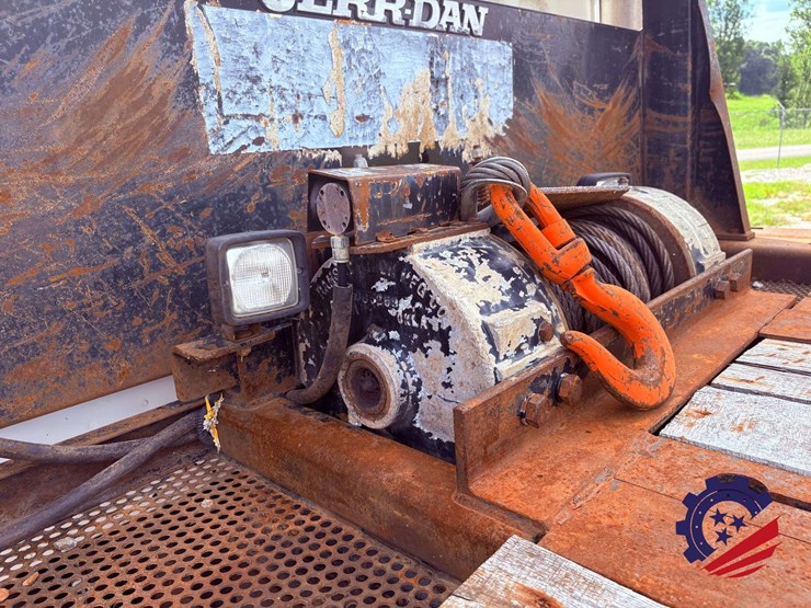 2006-freightliner-m2-106-image-51