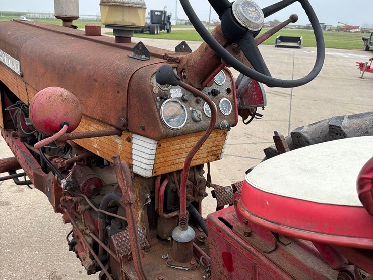 farmall-460-tractor-image-23