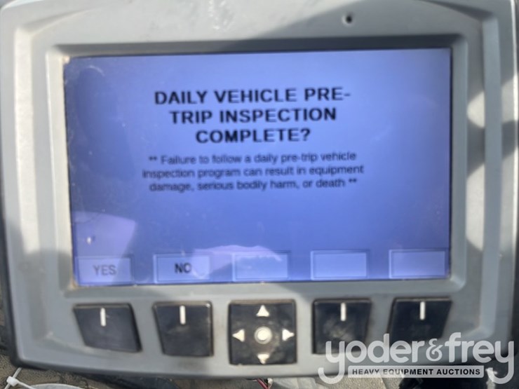 2018-freightliner-114sd-image-10