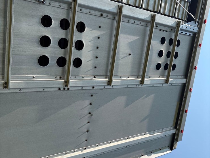 2016-merrit-102"-x-48ft-semi-livestock-trailer-image-53