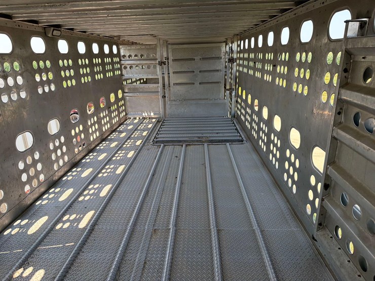 2016-merrit-102"-x-48ft-semi-livestock-trailer-image-63