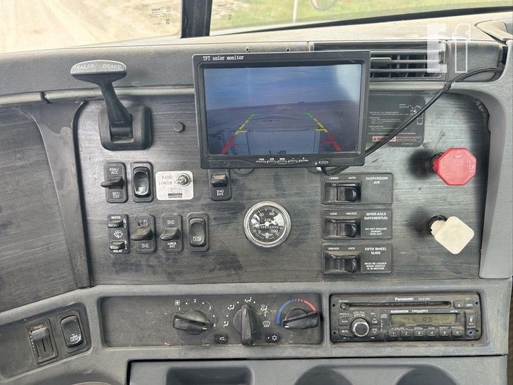 2005-freightliner-columbia-120-image-40