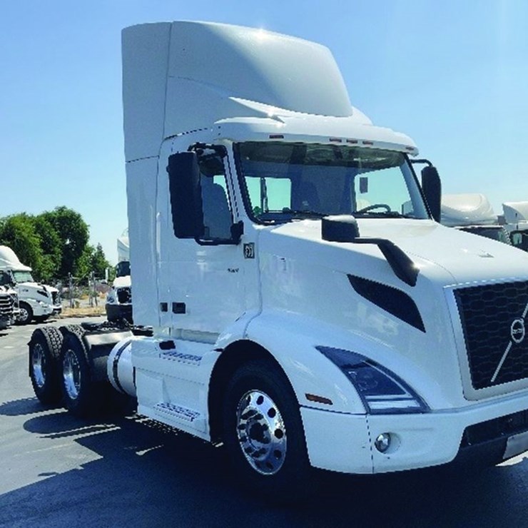 2020 VOLVO VNR300