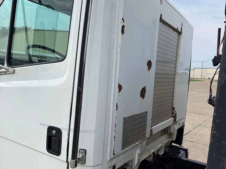 2000-freightliner-fl60-image-10