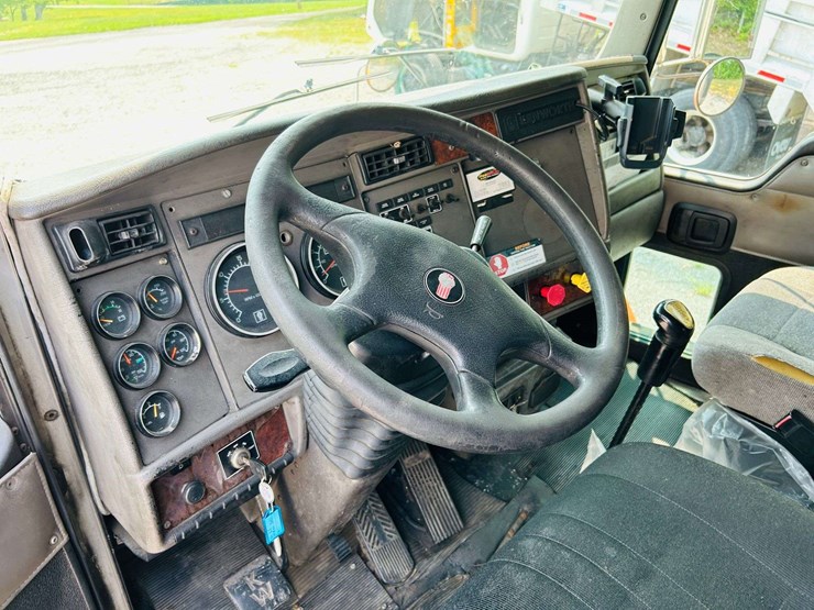 2005-kenworth-t300-image-68