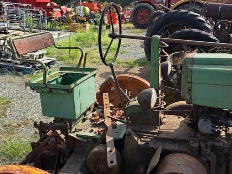 john-deere-tractor-(not-running)-image-9