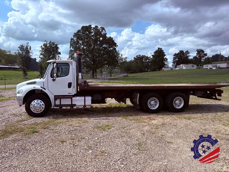 2006-freightliner-m2-106-image-2