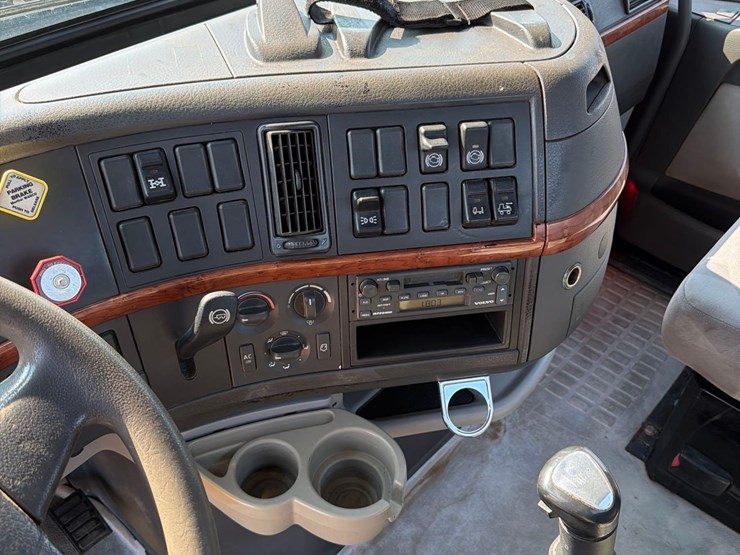2005-volvo-semi-truck-image-30