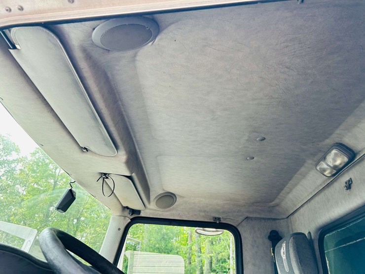 2005-kenworth-t300-image-63