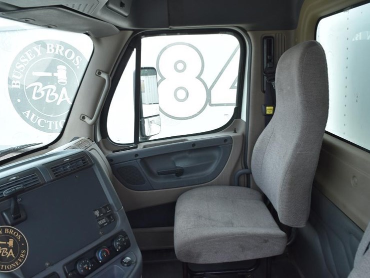 2011-freightliner-cascadia-113-image-40