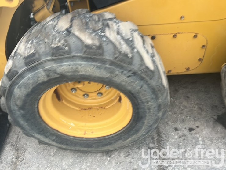 2019-caterpillar-242d-image-13