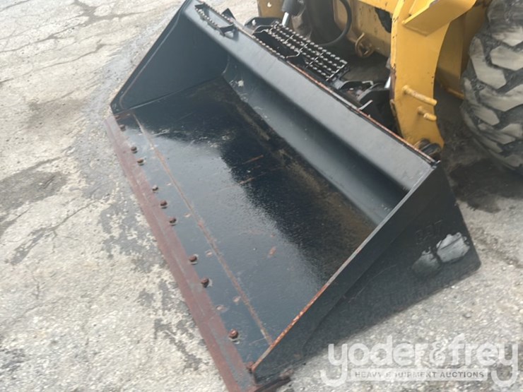 2019-caterpillar-242d-image-26