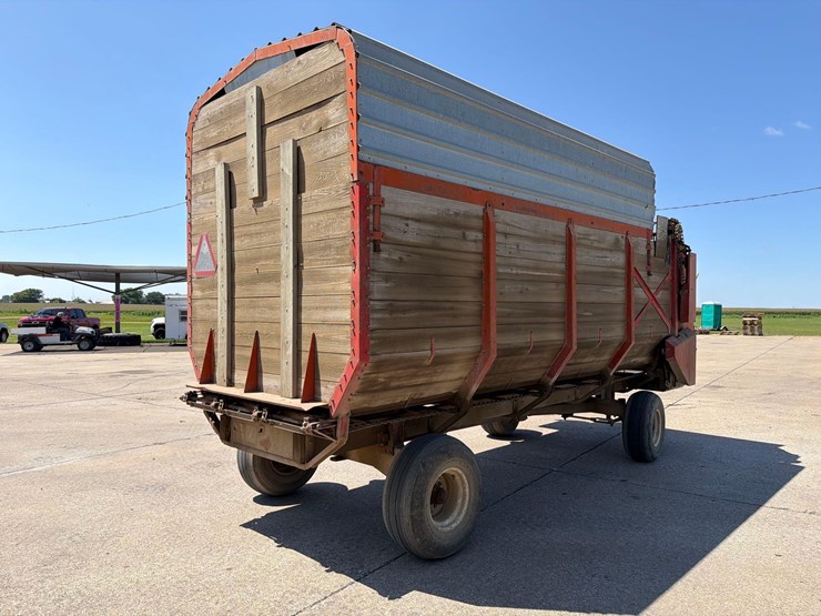 roorda-16ft-front-unload-silage-wagon-image-3
