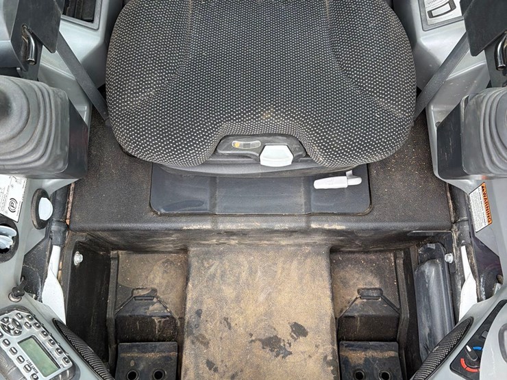 2022-bobcat-s770-image-36