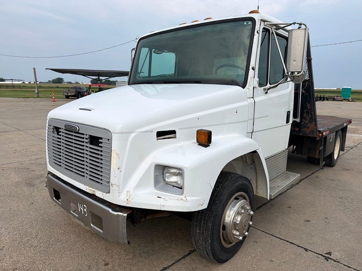 2000-freightliner-fl60-image-14