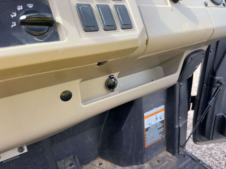 2022-john-deere-gator-image-16