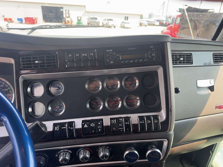 2012-kenworth-t800-image-11