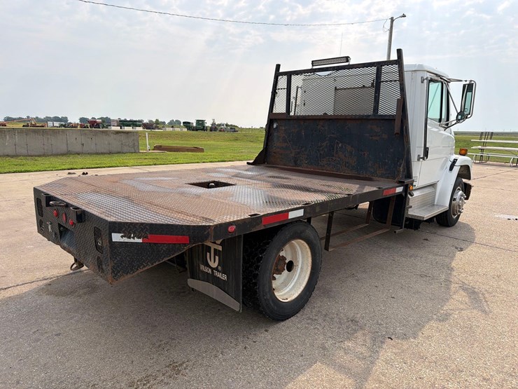2000-freightliner-fl60-image-4
