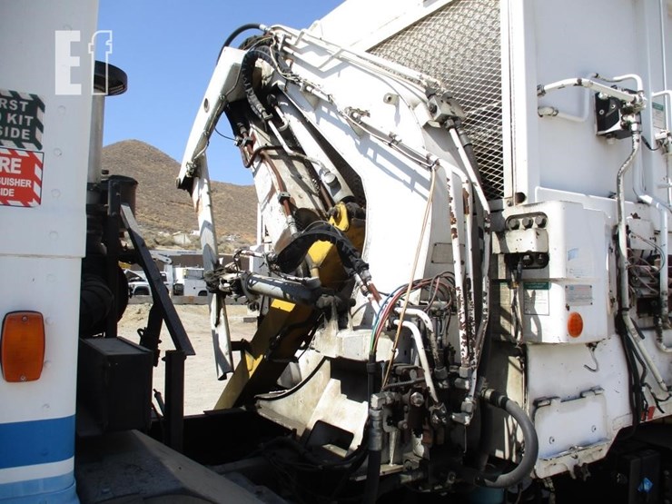 2010-peterbilt-320-image-20