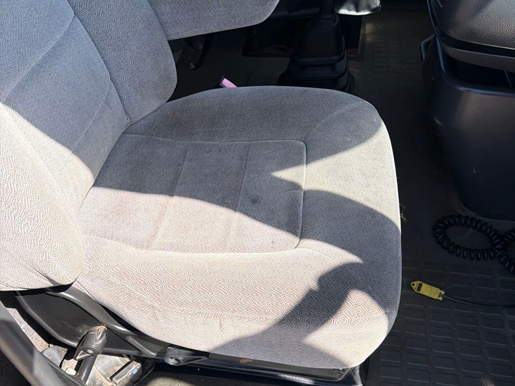 1999-volvo-vn-image-35