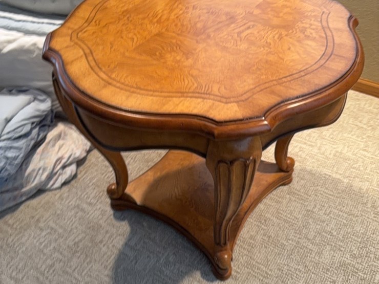 end-table,-nice-shape-image-4