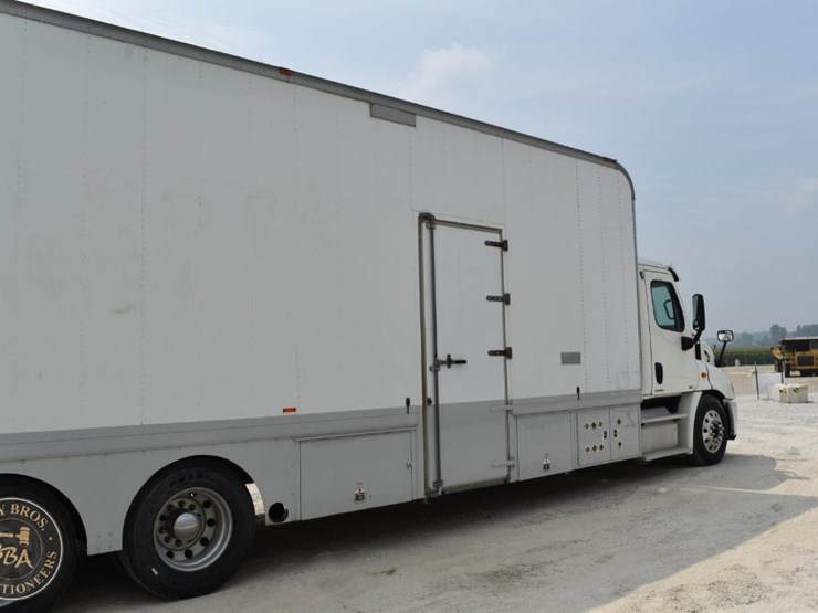 2011-freightliner-cascadia-113-image-8